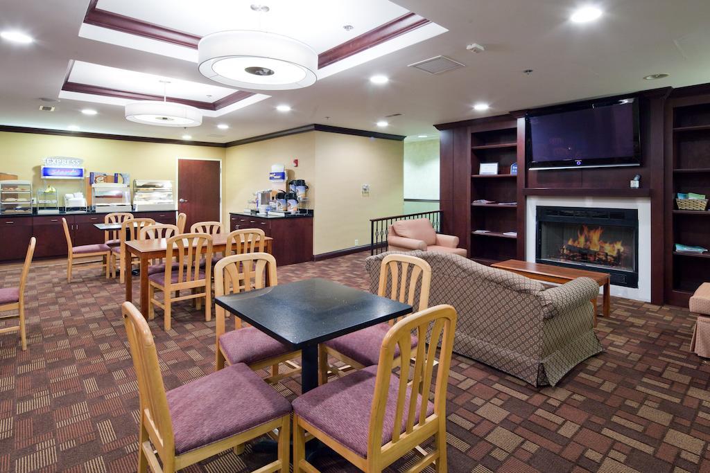 Holiday Inn Express Cincinnati-Лоренсбург Екстер'єр фото