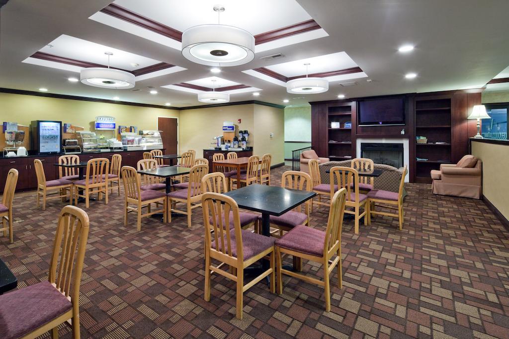 Holiday Inn Express Cincinnati-Лоренсбург Екстер'єр фото
