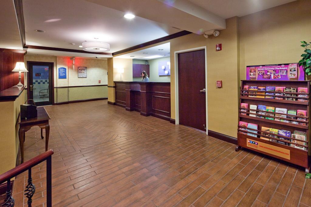 Holiday Inn Express Cincinnati-Лоренсбург Екстер'єр фото