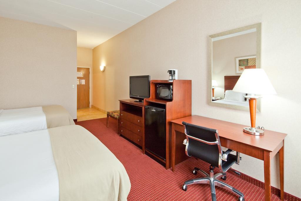 Holiday Inn Express Cincinnati-Лоренсбург Екстер'єр фото